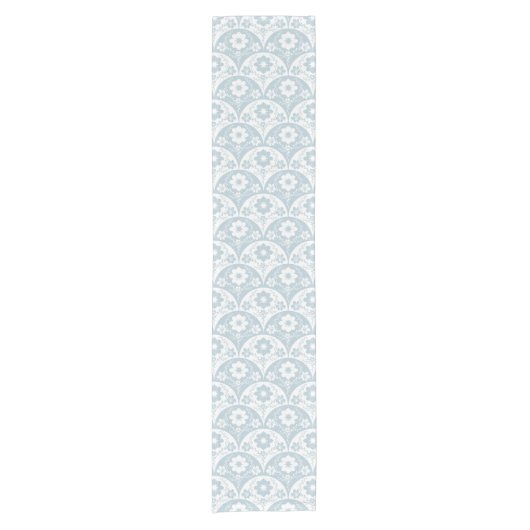 Japanese Floral Pattern in Soft Blue and White Korte Tafelloper (Voorkant)