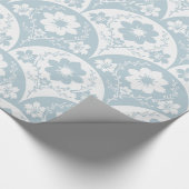 Japans bloempatroon in zachte blauwe en witte tint cadeaupapier (Hoek)