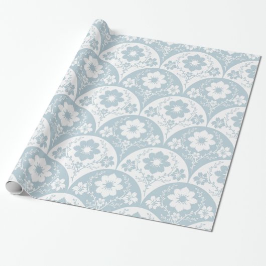 Japans bloempatroon in zachte blauwe en witte tint cadeaupapier (Uitgerold)