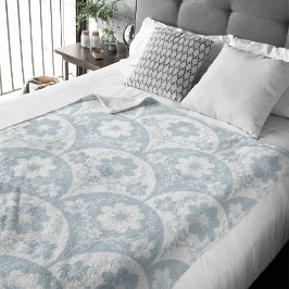 Japans bloempatroon in zachte blauwe en witte tint fleece deken