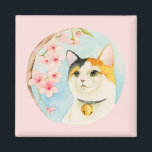 Japans Calico Cat Waterverf Magneet<br><div class="desc">Dit is een illustratie van de waterverf van een calicaanse kat die naar boven kijkt en geniet van de kersensbloesem. "Hanami" is een Japanse traditie waarin mensen vieren en feesten onder de kersenbloesem wanneer ze in volle bloei zijn. Verf met Holbein en Winsor en Newton waterverf verven op verhit papier...</div>
