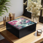 Japans Dorp Waterverf Gepersonaliseerde Sieraden Cadeaudoosje<br><div class="desc">Een prachtige waterverf van een traditioneel Japans dorpje in magenta,  roze en blauwe pastels,  gepersonaliseerde juwelenaandenken doos.</div>