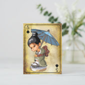 Japans meisje in kimono inspecteert haar schoeisel briefkaart (Staand voorkant)