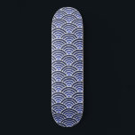 Japans Seigaiha Waves Patroon Persoonlijk Skateboard<br><div class="desc">Het Japanse Seigaiha Waves Pattern skateboard. Seigaiha betekent letterlijk 'blauw zee en golven'. Het werd gebruikt om zeeen en oceanen op kaarten te illustreren. Het water en de golven symboliseren ook macht en weerstand,  sleutelelementen van de Japanse cultuur. Kies het dektype van het optiesmenu.</div>