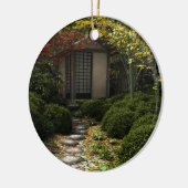 Japans theehuis en tuin in het najaar keramisch ornament (Links)