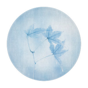 Japanse apelbladeren in blauw snijplank