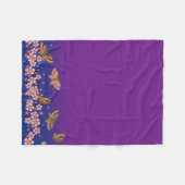 Japanse Butterflies Amid Sakura Blossom Paars Fleece Deken (Voorkant (Horizontaal))