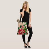  Japanse Camellias. Diep roze op beige Tote Bag (Op model)