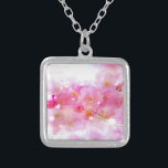 Japanse Cherry Tree met Pastel Pink Blossom Zilver Vergulden Ketting<br><div class="desc">Vers floraal afbeelding voor de spektijd. Fancy Japanse kersenboom bloesems in zachte, delicate tinten en zachte witte vlekken. Een fel roze en lichtgele, gekleurde zwammen en twinkelende lichten omringen deze lossom en geven het een magisch droomeffect, zoals iets uit een sprookje universum. In het frans met een handgeschreven tekst in...</div>