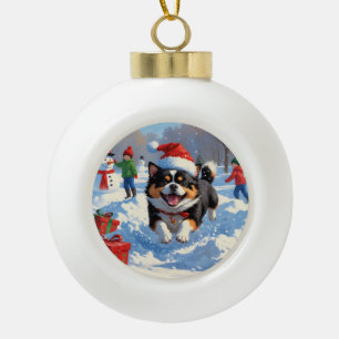 Japanse Chin die rent door de sneeuw met kerstmuts Keramische Bal Ornament