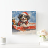 Japanse Chin Dog in Sledge Laat het Sneeuw Kerstmi Vierkante Klok (Huis)