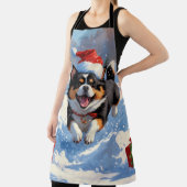 Japanse Chin loopt in de sneeuw met kerst Pet Schort (Insitu)