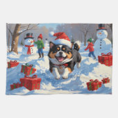 Japanse Chin loopt in de sneeuw met kerst Pet Theedoek (Horizontaal)