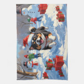 Japanse Chin loopt in de sneeuw met kerst Pet Theedoek (Verticaal)