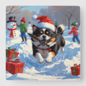 Japanse Chin loopt in de sneeuw met kerst Pet Vierkante Klok (Voorkant)