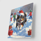 Japanse Chin loopt in de sneeuw met kerst Pet Vierkante Klok (Hoek)