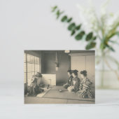 Japanse dames zitten op de vloer briefkaart (Staand voorkant)