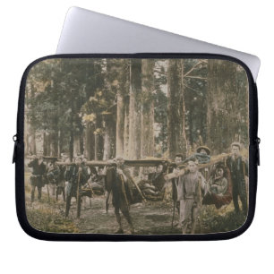 Japanse familie vervoerd in nesten, c.1880s laptop sleeve