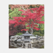 Japanse Garden Pond Lantern en Red Leaves Foto Fleece Deken (Voorkant)