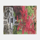 Japanse Garden Pond Lantern en Red Leaves Foto Fleece Deken (Voorkant (Horizontaal))