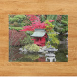 Japanse Garden Pond Scene Legpuzzel<br><div class="desc">Een uitdagende puzzel met een foto-afbeelding van een mooie Japanse tuinvijver met een rode,  miniatuur Shin-schrijn en kleurrijke herfstbladeren. Selecteer uw puzzelgrootte. Fun voor de hele familie! OPMERKING: Afbeelding niet geoptimaliseerd voor vierkante puzzelgrootte. Foto: Point Defiance Park Japanse tuin</div>