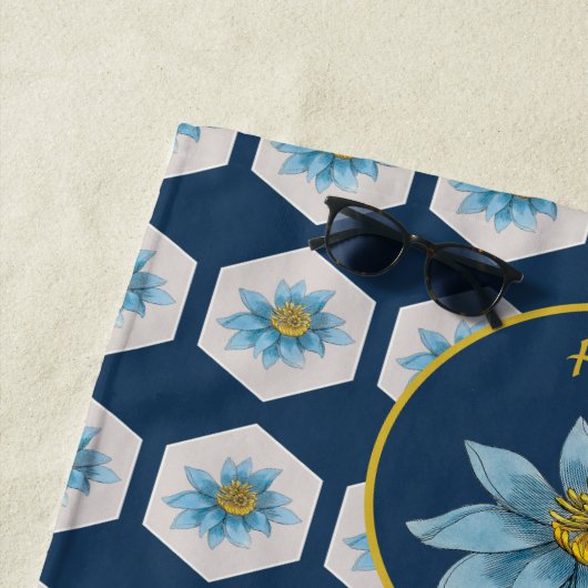 Japanse geometrische lelie bloemmotief monogram strandlaken (In situ)