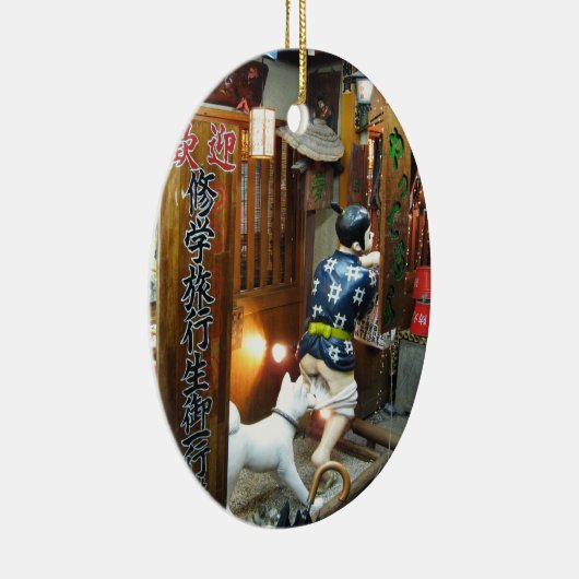 Japanse Humor - Dog Pulling Pants Down Keramisch Ornament (Rechts)