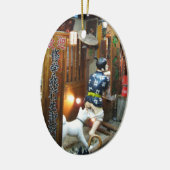 Japanse Humor - Dog Pulling Pants Down Keramisch Ornament (Links)