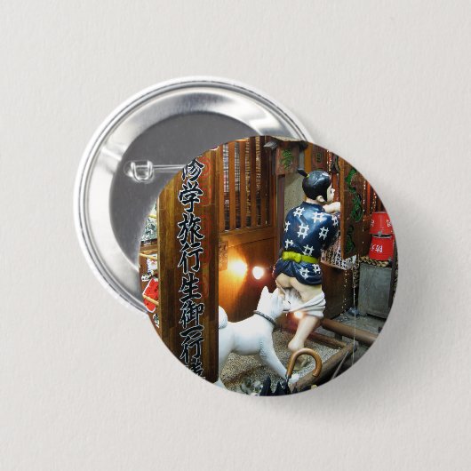 Japanse Humor - Dog Pulling Pants Down Ronde Button 5,7 Cm (Voorkant /achterkant)