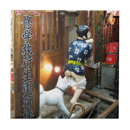 Japanse Humor - Dog Pulling Pants Down Tegeltje (Voorkant)