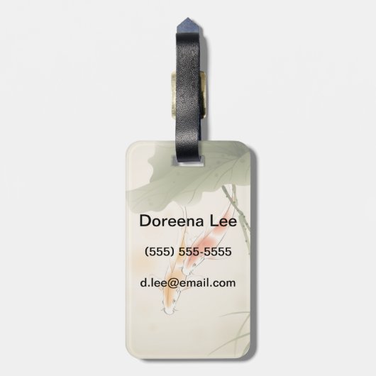 Japanse karper zwemt in lotusvijver bagagelabel (Achterkant verticaal)