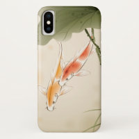 Japanse karper zwemt in lotusvijver