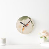 Japanse karper zwemt in lotusvijver ronde klok (Huis)