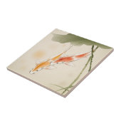 Japanse karper zwemt in lotusvijver tegeltje (Zijkant)