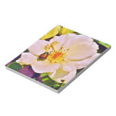 Japanse keet op witte roze notitieblok (Linkerzijde)