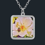 Japanse keet op witte roze zilver vergulden ketting<br><div class="desc">Mooie foto van een Japanse keel op White Yellow Rose van de kunstenaar Sandra Marie Closs. Voeg je eigen tekst, naam of monogram toe aan creëer het perfecte product voor elke keer. Wedding, feestfeest, sympathie, verjaardag, baby shower, een feest of gewoon om je dag wat mooier te maken. bloem, bloem,...</div>