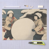 Japanse kinderen die grote sneeuwballen rollen tissuepapier (Craft)