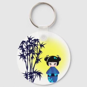 Japanse kokeshi-pop bij bamboe tijdens zonsopgang sleutelhanger