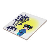 Japanse kokeshi-pop bij bamboo tijdens zonsopgang tegeltje (Zijkant)