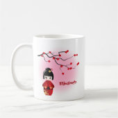 Japanse kokeshi-pop bij sakura blossom koffiemok (Links)