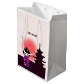 Japanse kokeshi-pop bij tempel tijdens het zonsond medium cadeauzakje (Achterkant Gekanteld)