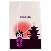 Japanse kokeshi-pop bij tempel tijdens het zonsond medium cadeauzakje (Voorkant)