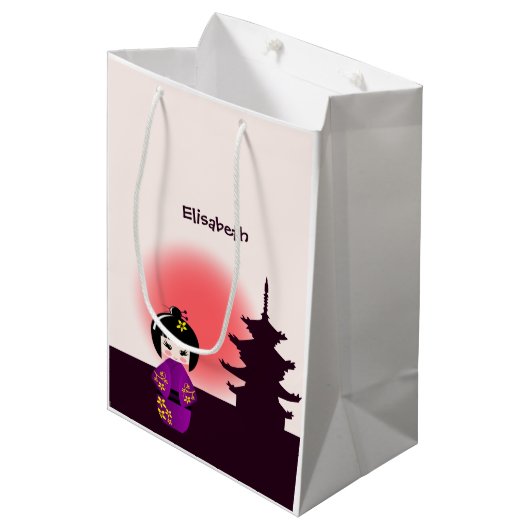 Japanse kokeshi-pop bij tempel tijdens het zonsond medium cadeauzakje (Voorkant Gekanteld)