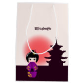 Japanse kokeshi-pop bij tempel tijdens het zonsond medium cadeauzakje (Achterkant)