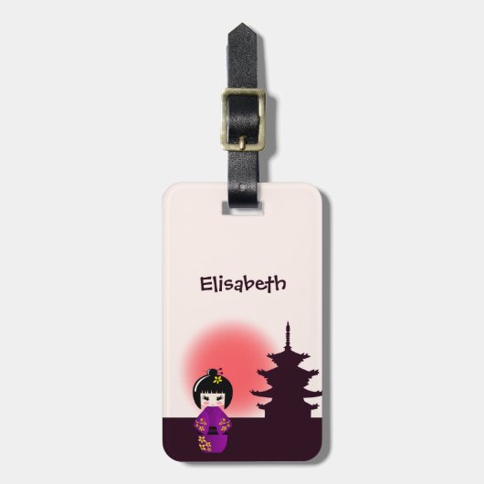 Japanse kokeshi-pop bij tempel tijdens zonsonderga bagagelabel (Voorkant verticaal)