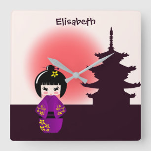 Japanse kokeshipop bij tempel tijdens vierkante klok