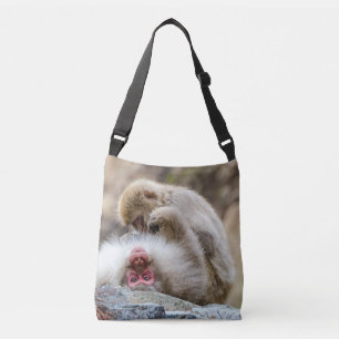 Japanse makaken verzorgen elkaar crossbody tas