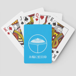 Japanse paraplu in een draadvormige ring pokerkaarten