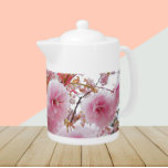 Japanse roze kers bloesems theepot<br><div class="desc">Witte keramische theepot met deksel dat is voorzien van een foto-afbeelding van ,  roze Cherry Blossom,  wiens Japanse naam Sakura is. Een mooi,  bloemetjesontwerp!</div>