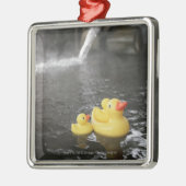 Japanse Rubber Duckies Metalen Ornament (Links)